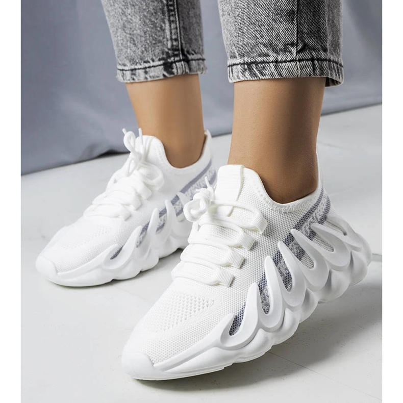 White sneakers on a fashionable Beth sole 1