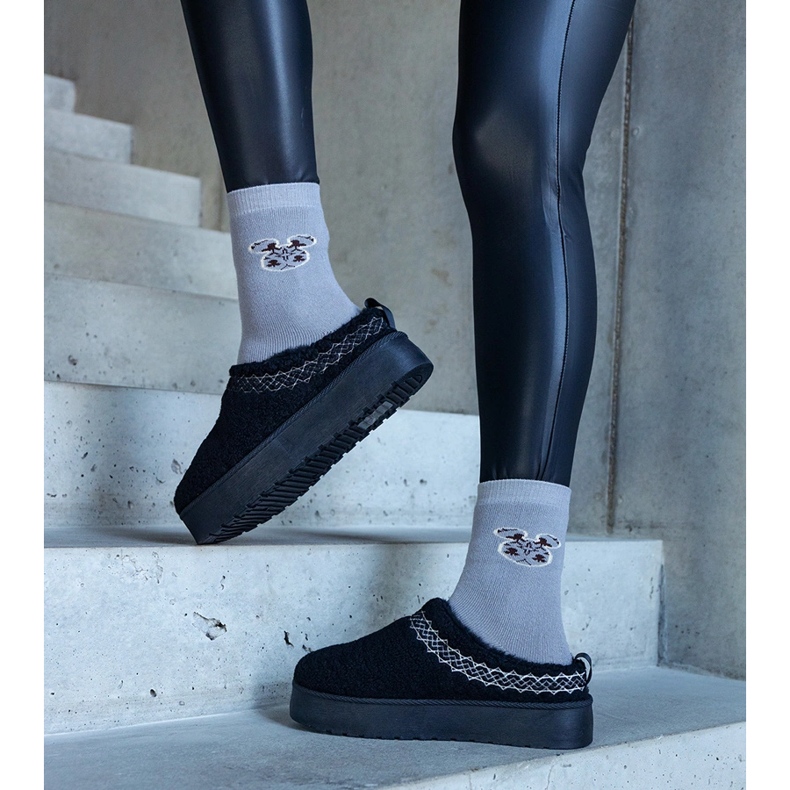 Black platform snow boots with a low upper and an embroidered Greene pattern 1