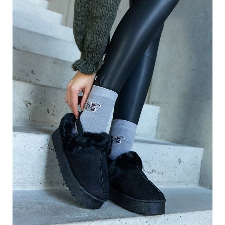 Black platform slippers decorated with fur and with an elastic band at the heel, Frank 1