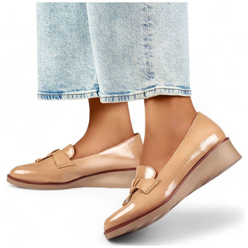 Women's shoes, lacquered with a wedge, beige 24-58266BE 1