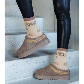 Platform snow boots with a low upper and an embroidered Greene pattern beige 1