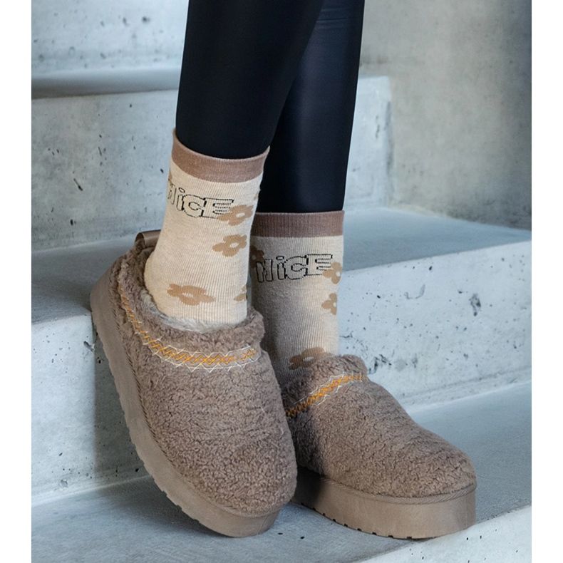 Platform snow boots with a low upper and an embroidered Greene pattern beige 2