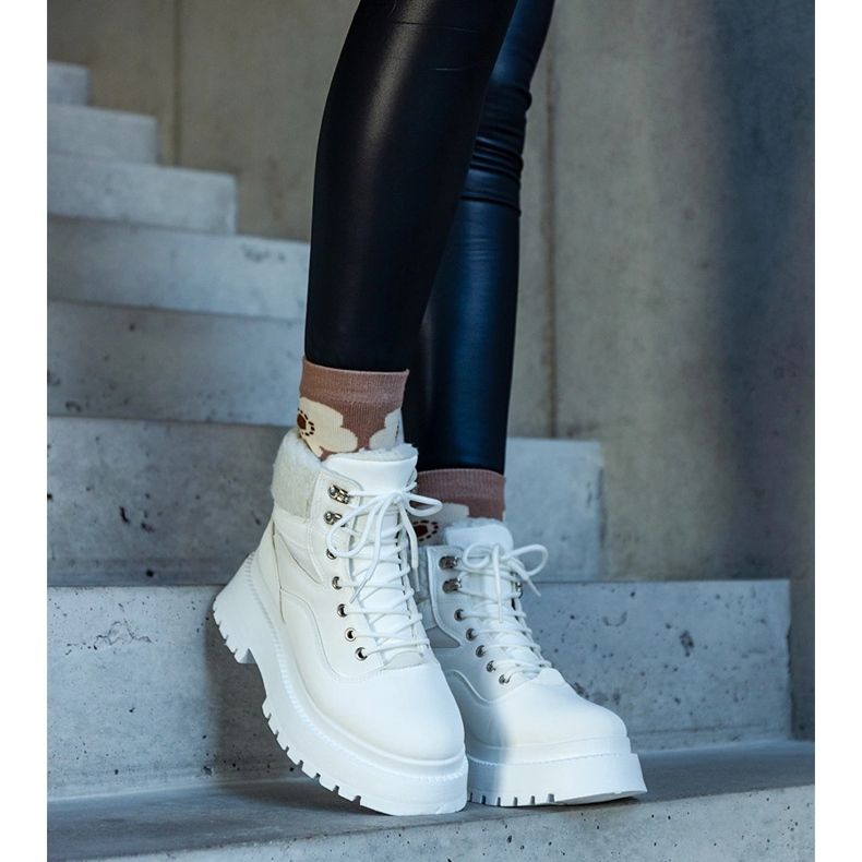 White sneakers with a thick sole and fur from Best 2