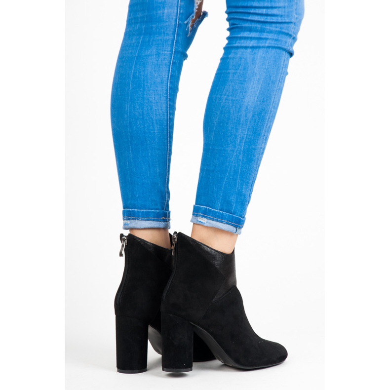 Vices Boots On A Post black 1