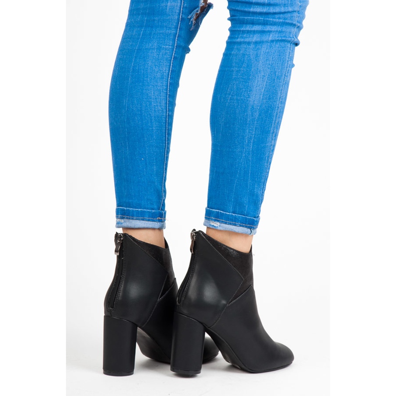 Vices Boots On A Post black 1