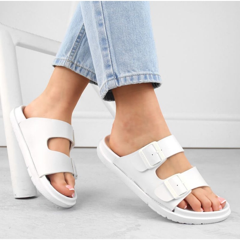 Big Star INT2004B foam flip-flops with buckles, white 1