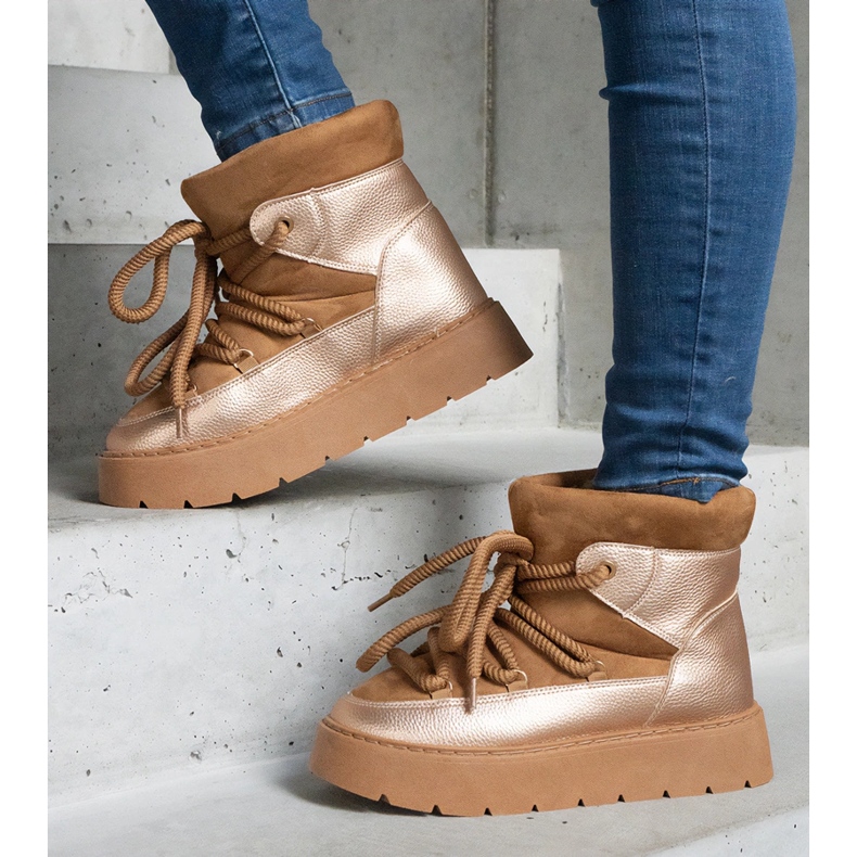 Brown women's snow boots on the platform, insulated with fur 1