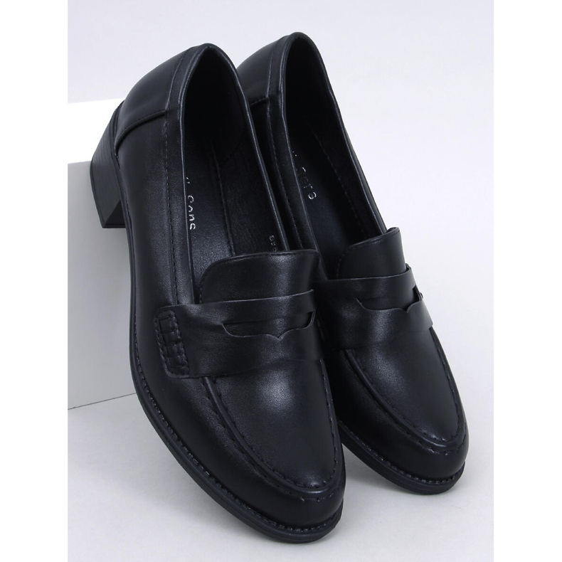 Black wide-heeled pumps 1