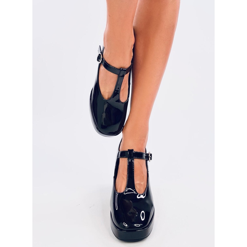 Black lacquered platform pumps 1