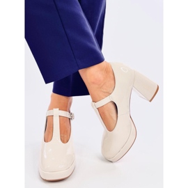 Beige lacquered platform pumps 1