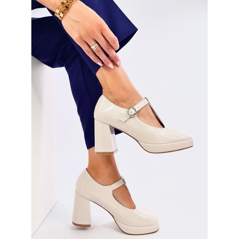Beige lacquered platform pumps 2