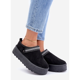 Black snow boots with decorative embroidery 1