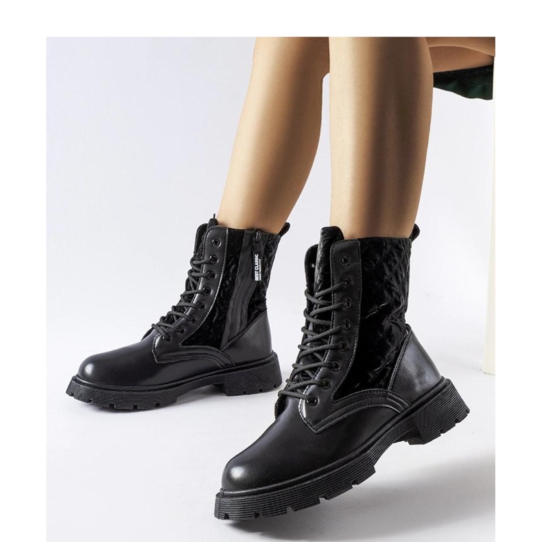 Black boots decorated with Jalbert - Solea quilting 1