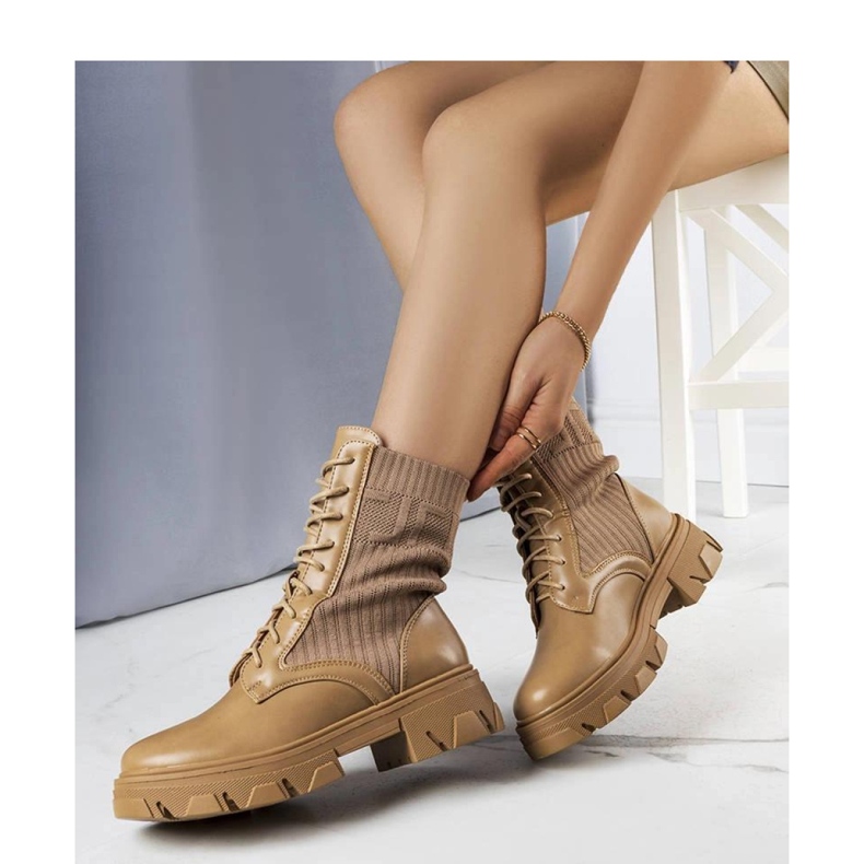 Beige sneakers with a flexible upper 1