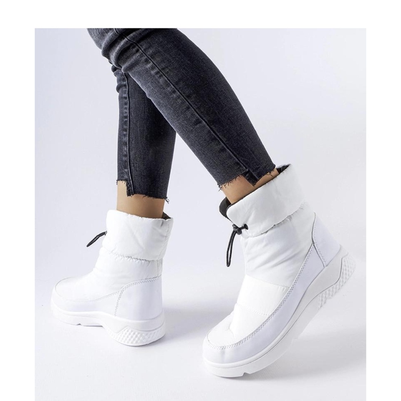 White women's insulated snow boots 1