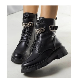 Black, insulated hiking boots 2