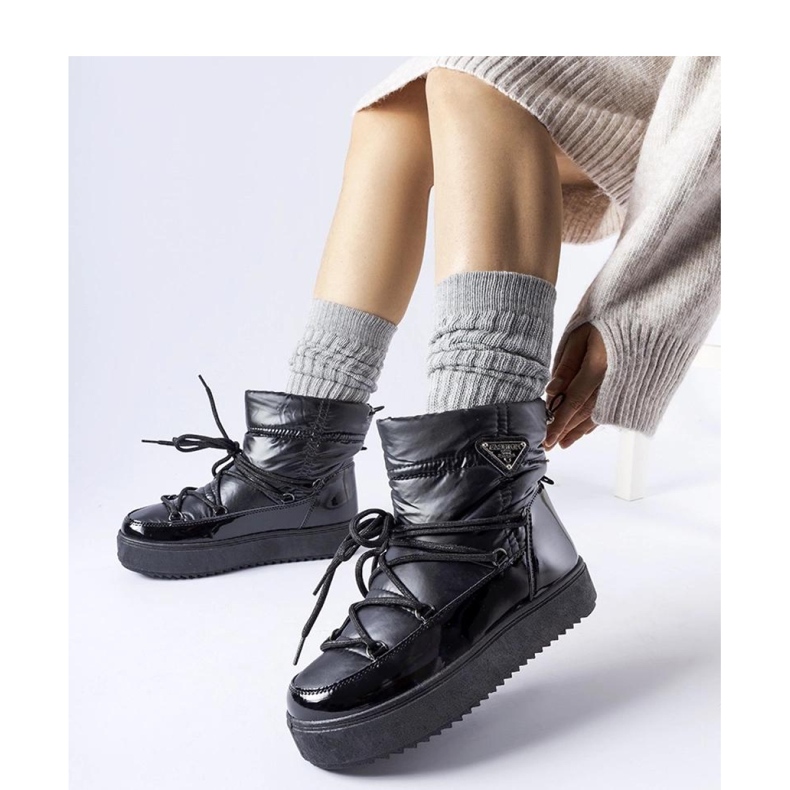 Black insulated snow boots with elastic band 1