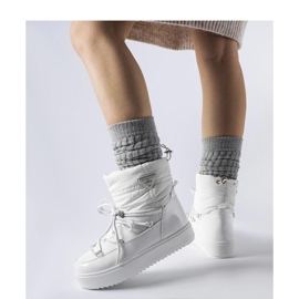 White insulated snow boots with elastic band 1