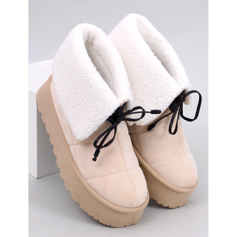 Beige sheepskin snow boots 1