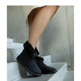 Black insulated snow boots with a collar 1