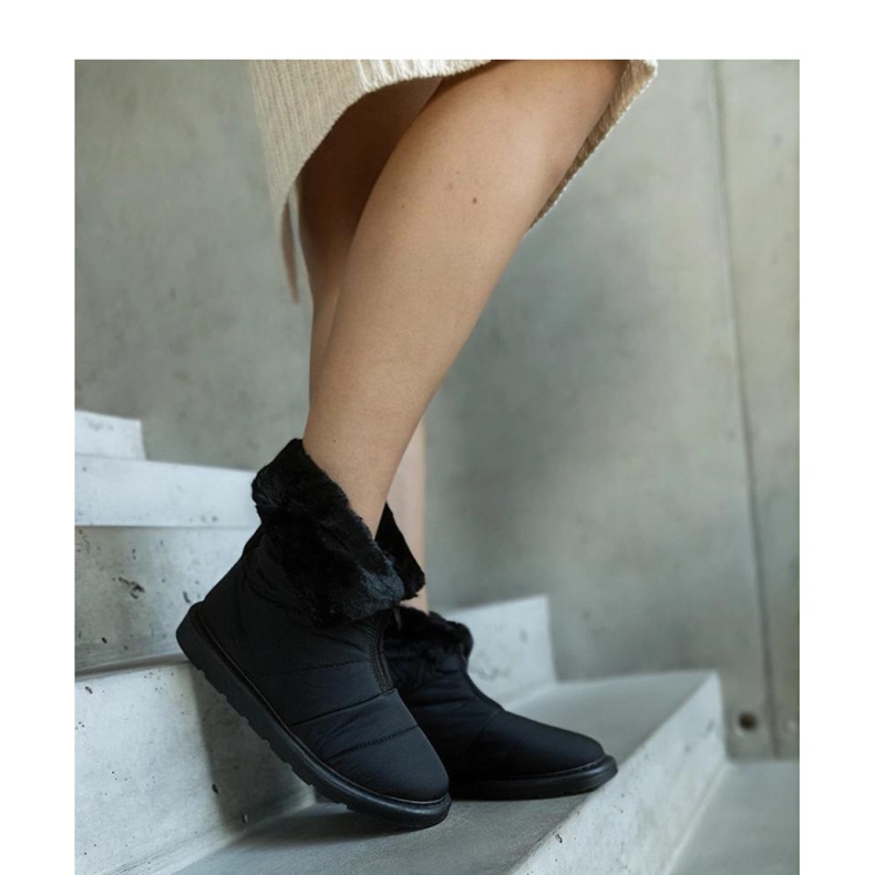 Black insulated snow boots with a collar 1