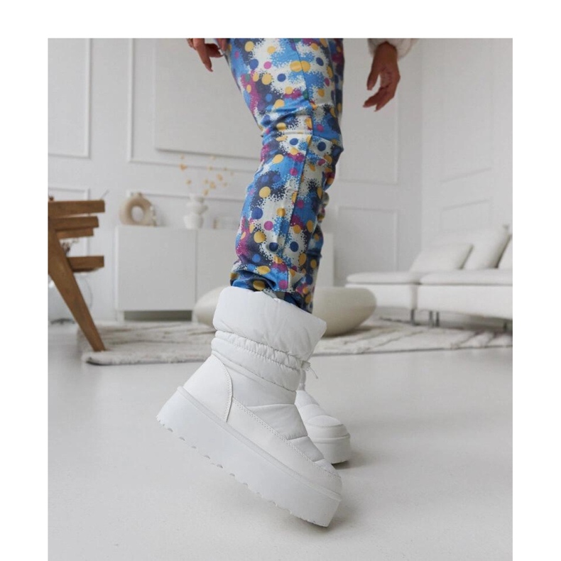 White insulated snow boots on the Polk - Solea platform 1