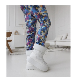 White insulated snow boots on the Polk - Solea platform 2