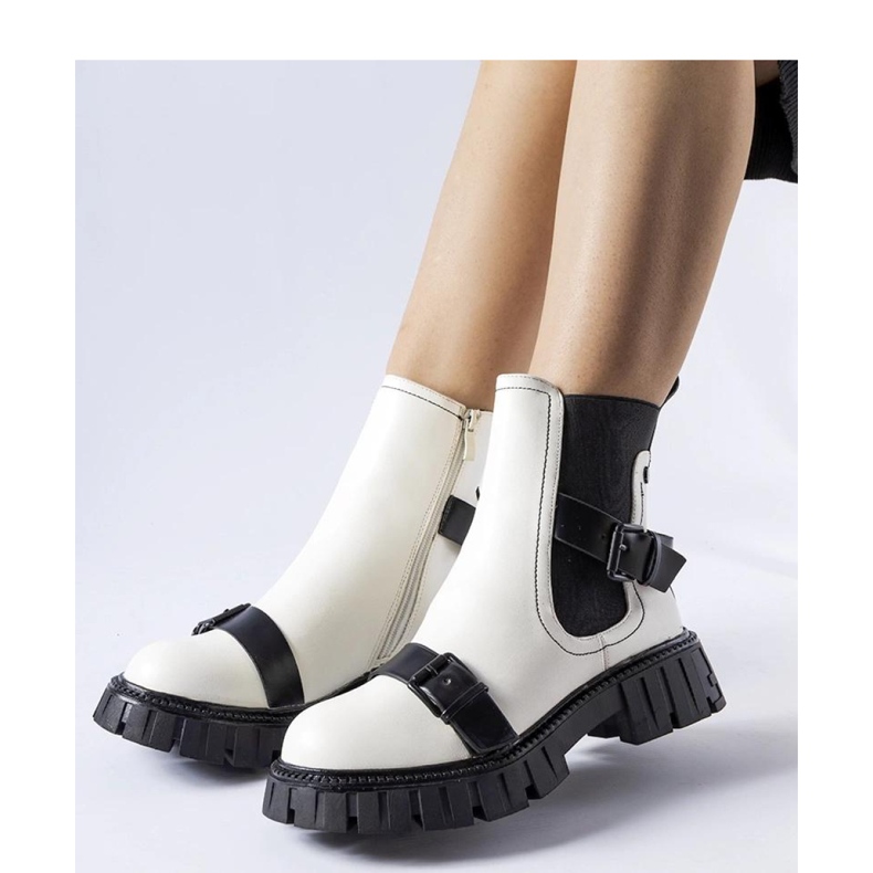 White ankle boots with a massive sole from Fontarine - Solea 1