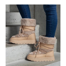Beige insulated snow boots decorated with fur 1
