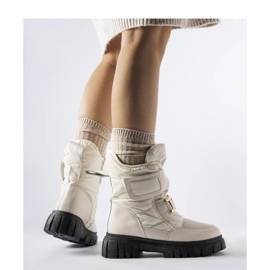 Beige snow boots with a decorative buckle 1