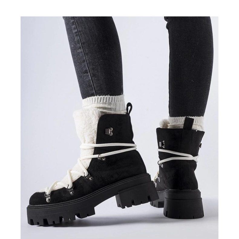 Black workers' boots with a decorative tongue 1