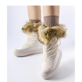 Beige snow boots with decorative fur 1