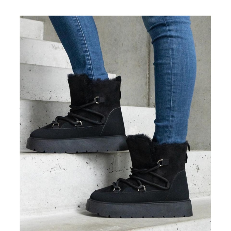 Black platform snow boots with fur insulation 1