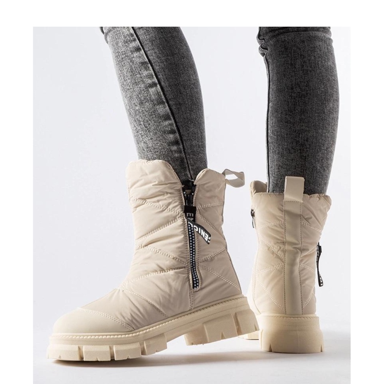 Beige insulated quilted snow boots 1