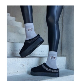 Platform snow boots with an embroidered pattern black 1