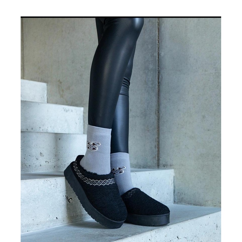 Platform snow boots with an embroidered pattern black 2