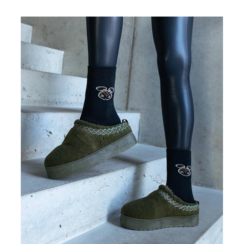 Platform snow boots with an embroidered pattern green 1