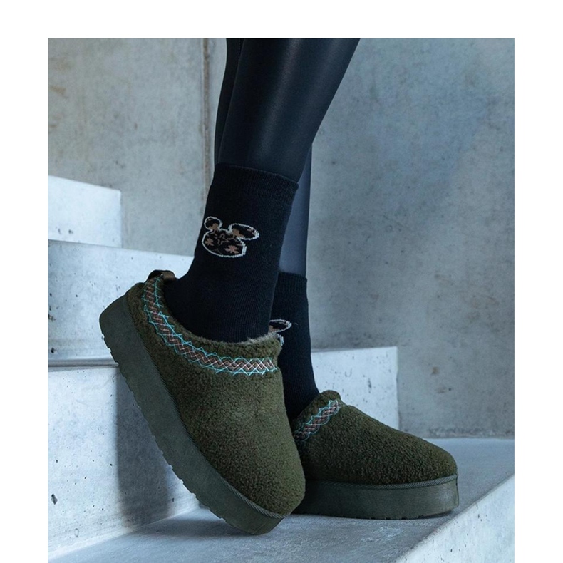Platform snow boots with an embroidered pattern green 2