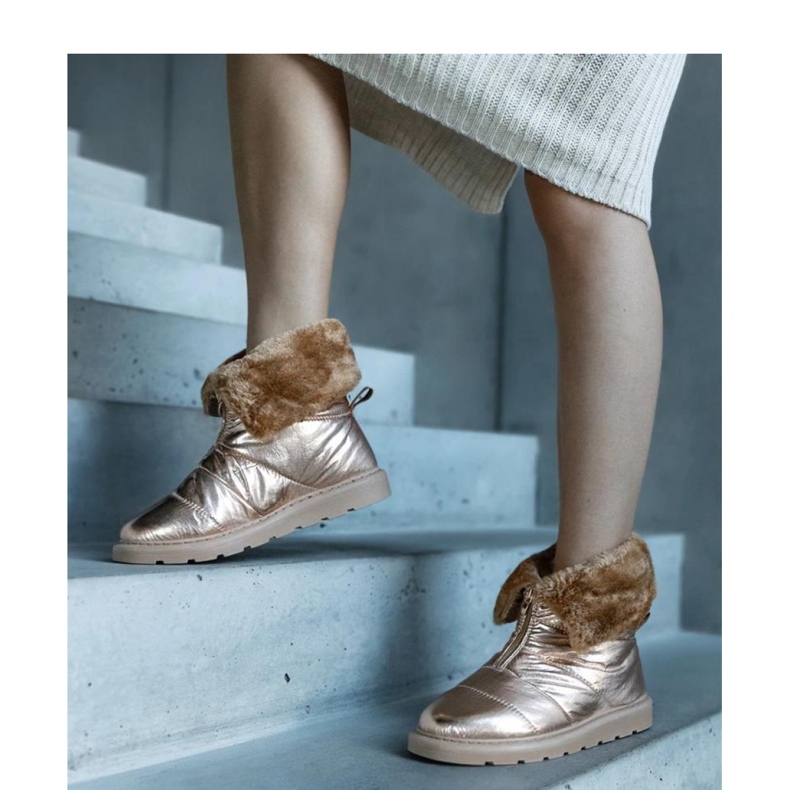 Gold insulated snow boots with a collar golden 1