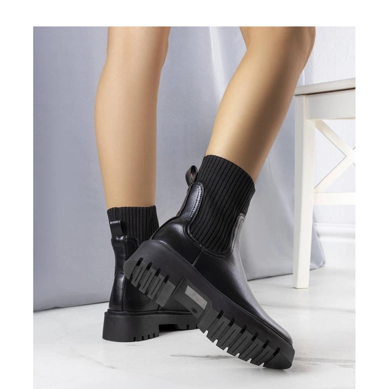 Black insulated boots 1