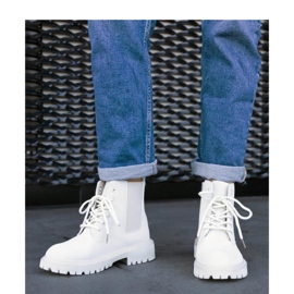 Light beige insulated hiking boots 1