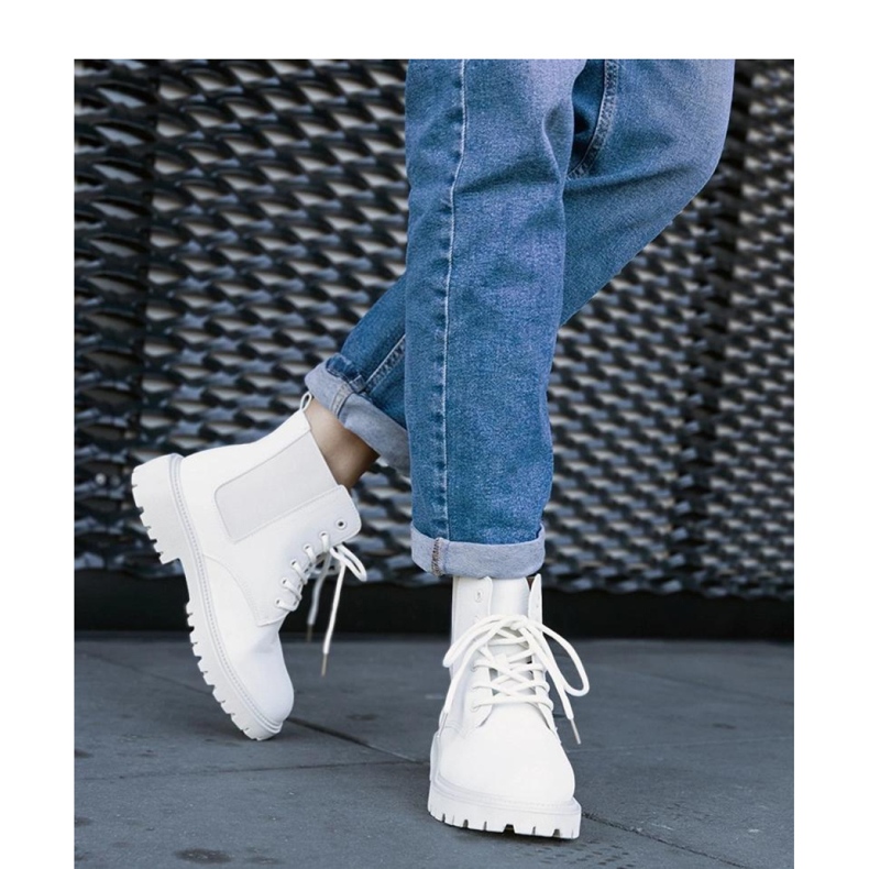 Light beige insulated hiking boots 2