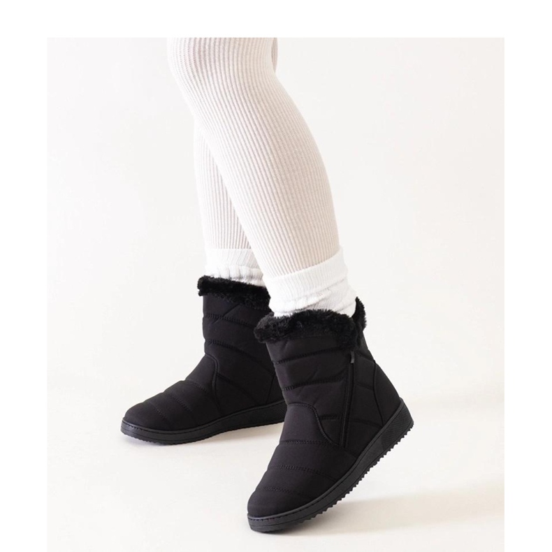 Black snow boots decorated with fur 1