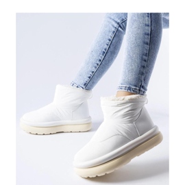 White insulated snow boots 1