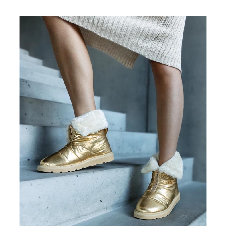 Gold insulated snow boots with a collar golden 1
