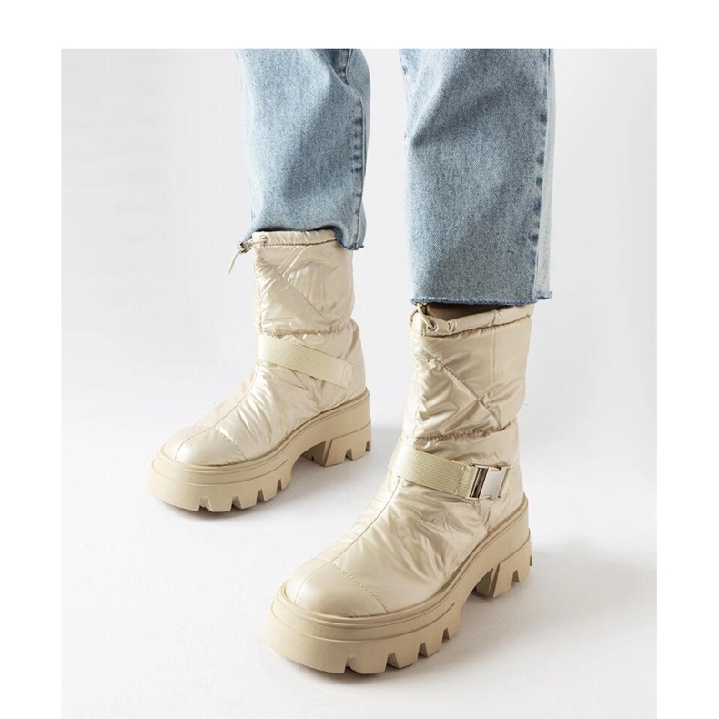 Beige lacquered snow boots 1