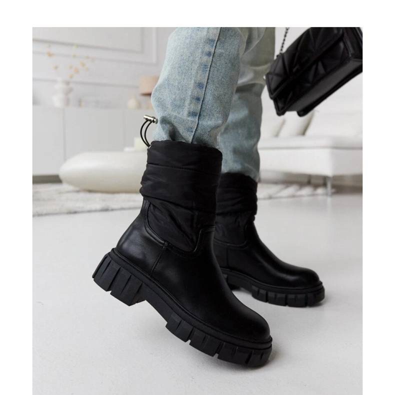 Black insulated quilted snow boots 1
