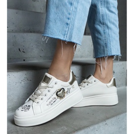 Beige sneakers decorated with a patch and inscriptions on the Etara platform 1