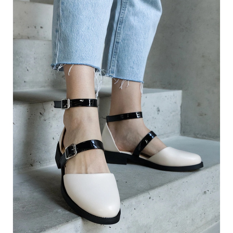 Beige ballet flats with a buckle 1