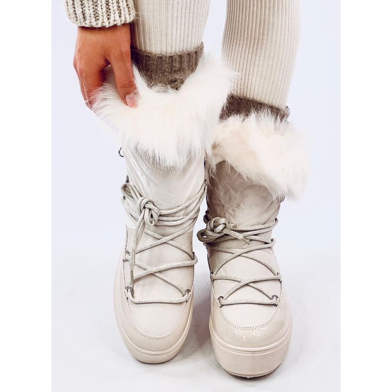 Beige fur snow boots 2